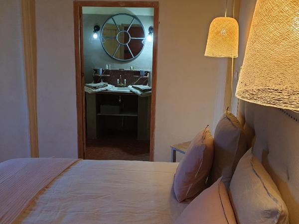 la bastide de l'adrech : photo 9 de la chambre chambre familiale avec salle de bains
