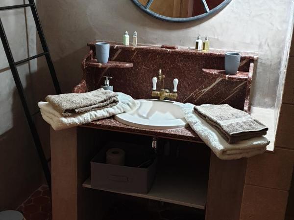 la bastide de l'adrech : photo 10 de la chambre chambre familiale avec salle de bains