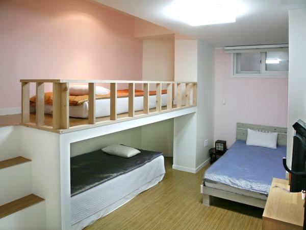 Mama Guesthouse Myeongdong : photo 1 de la chambre chambre familiale avec salle de bains privative