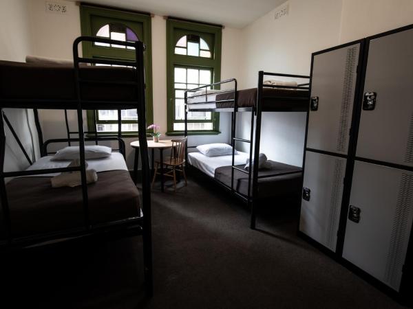 Sydney Central Inn : photo 2 de la chambre lit dans dortoir mixte de 4 lits avec salle de bains commune