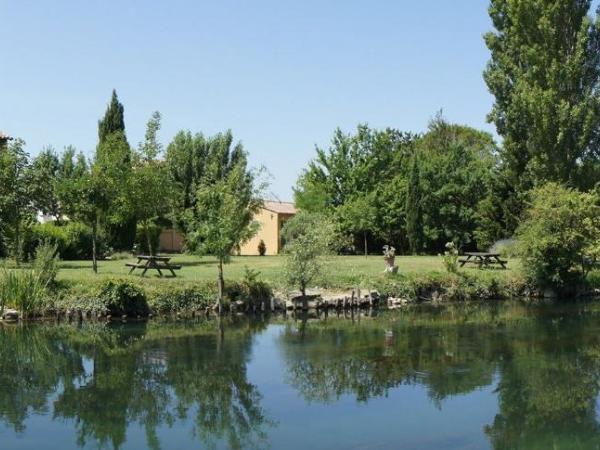 Mas Le Pont des Aubes : photo 9 de la chambre appartement - vue sur jardin