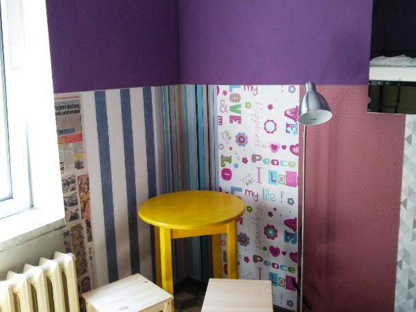 Jopi Hostel Katowice Centrum : photo 3 de la chambre chambre triple avec salle de bains commune