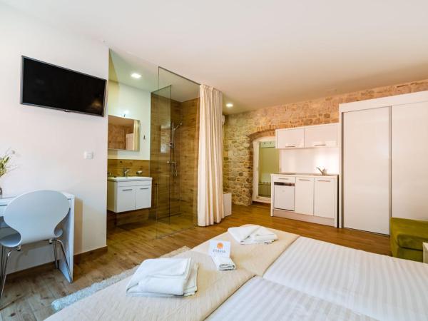 Idassa Atrium rooms : photo 3 de la chambre chambre double avec lit d'appoint