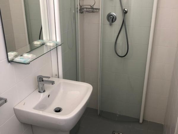 Hotel Marlisa Pier : photo 1 de la chambre chambre triple avec terrasse