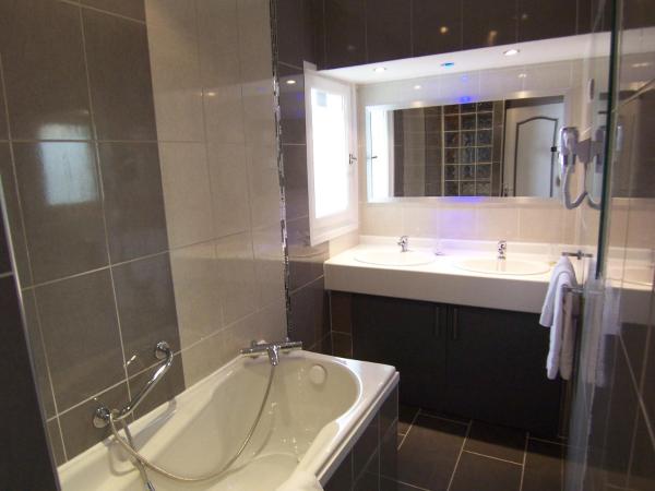 Hôtel Du Stade : photo 2 de la chambre chambre quadruple