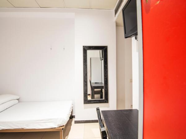 Safestay Barcelona Passeig de Gràcia : photo 5 de la chambre chambre lits jumeaux avec salle de bains privative