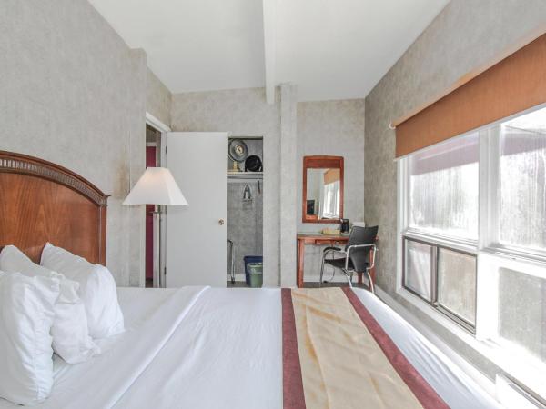 Canadas Best Value Inn Chinook Station : photo 2 de la chambre queen room with kitchenette - non smoking