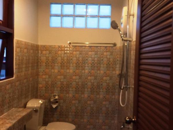 Chiangmai HomeTeL : photo 4 de la chambre chambre lits jumeaux avec salle de bains privative