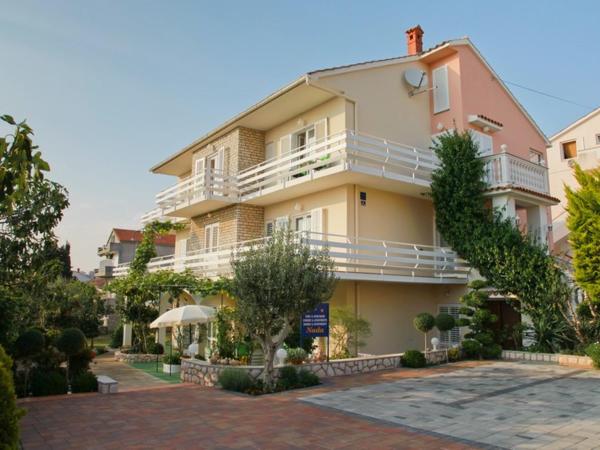 F• R• I• E• N• D• S• : photo 1 de la chambre chambre lit king-size avec balcon