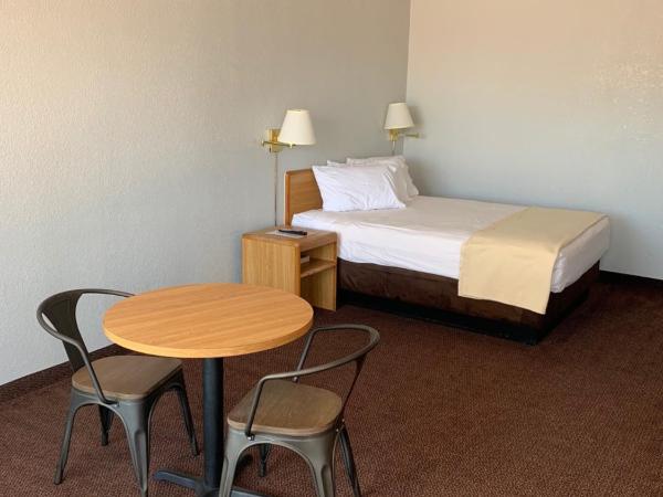 EZ 8 Motel Airporter : photo 6 de la chambre chambre lit queen-size