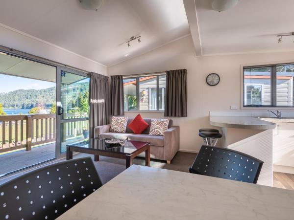 Blue Lake TOP 10 Holiday Park : photo 1 de la chambre deluxe cabin with lake view