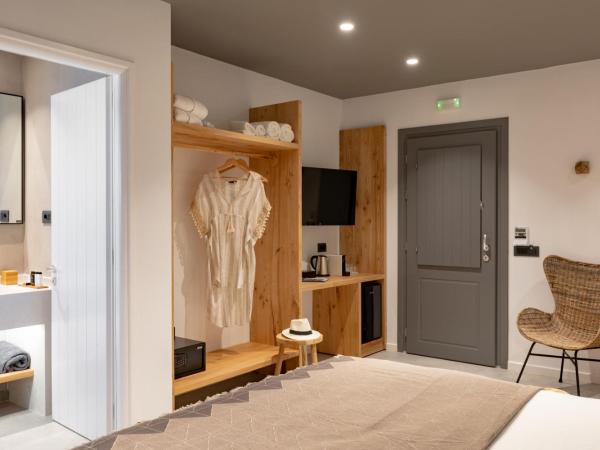 Lemon Suites Santorini : photo 5 de la chambre suite avec jacuzzi extérieur et terrasse