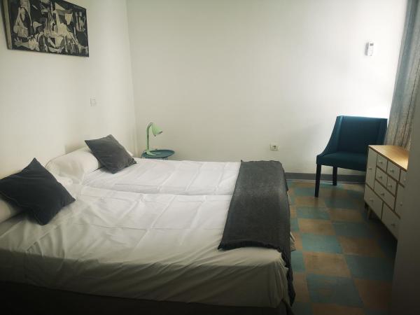 Feel Hostels Soho Malaga : photo 1 de la chambre chambre lits jumeaux standard avec salle de bains commune
