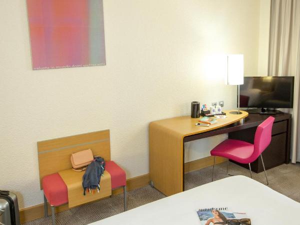 Novotel Perpignan Nord Rivesaltes : photo 9 de la chambre chambre exécutive avec 1 lit double et 1 canapé