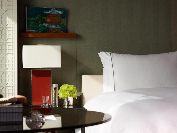 Rosewood Hong Kong : photo 4 de la chambre suite lit king-size - vue sur pic kowloon