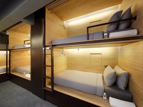 The Pod at Beach Road Boutique Capsule Hotel : photo 7 de la chambre capsule simple dans dortoir mixte (entrée latérale)