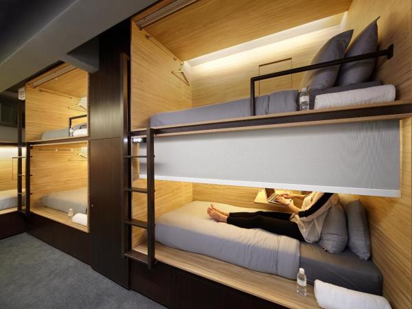 The Pod at Beach Road Boutique Capsule Hotel : photo 8 de la chambre capsule simple dans dortoir mixte (entrée latérale)