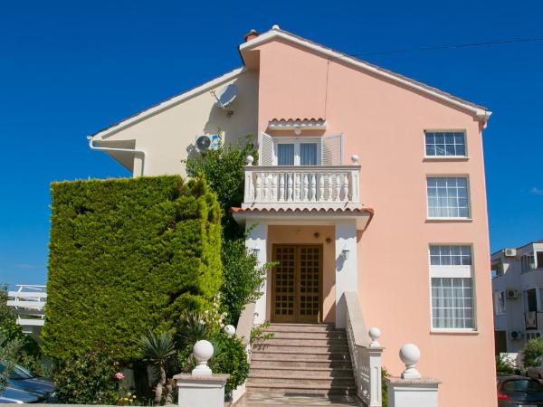 F• R• I• E• N• D• S• : photo 3 de la chambre chambre lit king-size avec balcon