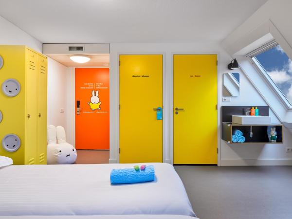 Stayokay Hostel Utrecht Centrum : photo 5 de la chambre chambre miffy avec salle de bains privative et billet pour le musée miffy