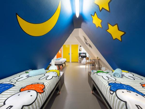 Stayokay Hostel Utrecht Centrum : photo 3 de la chambre chambre miffy avec salle de bains privative et billet pour le musée miffy