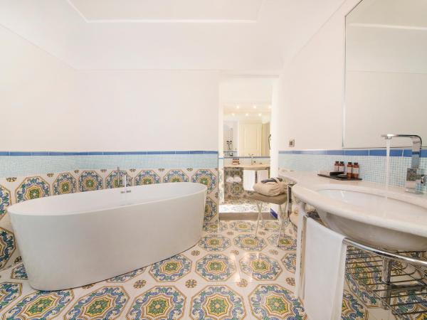 San Montano Resort & Spa : photo 8 de la chambre suite lit king-size - vue sur mer