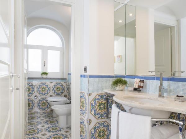 San Montano Resort & Spa : photo 10 de la chambre suite lit king-size - vue sur mer