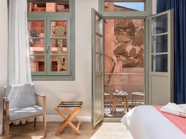 Viaggio Elegant Rooms : photo 7 de la chambre chambre quadruple de luxe avec balcon