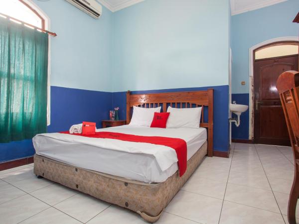 RedDoorz @ Genteng Surabaya 2 : photo 1 de la chambre chambre double