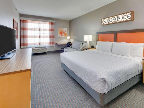 La Quinta by Wyndham Dallas Love Field : photo 1 de la chambre chambre lit king-size avec douche accessible en fauteuil roulant - adaptée aux personnes malentendantes/à mobilité réduite - non-fumeurs