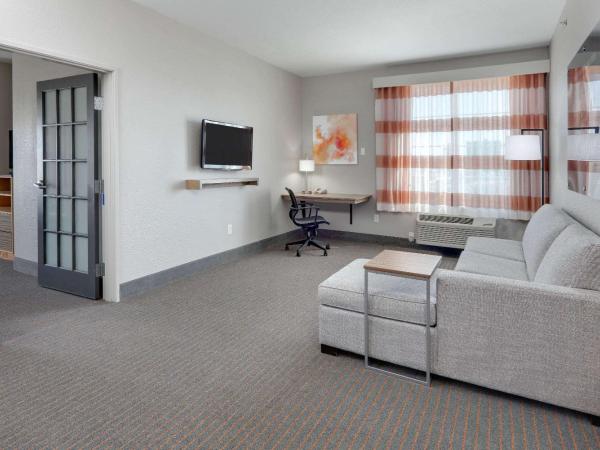 La Quinta by Wyndham Dallas Love Field : photo 1 de la chambre suite familiale de luxe - non-fumeurs