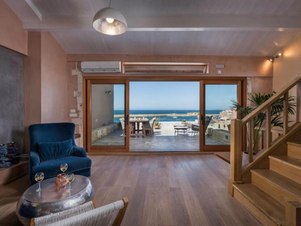 Residenza Vranas Boutique Hotel : photo 9 de la chambre penthouse avec baignoire spa et terrasse - vue sur mer