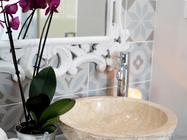 La Parenthèse des Capucins - Maison d'hôtes Bordeaux : photo 7 de la chambre chambre lit king-size - vue sur jardin