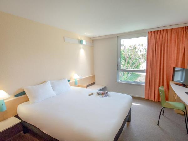 ibis Perpignan Nord Rivesaltes : photo 3 de la chambre chambre standard avec un lit double et un canapé