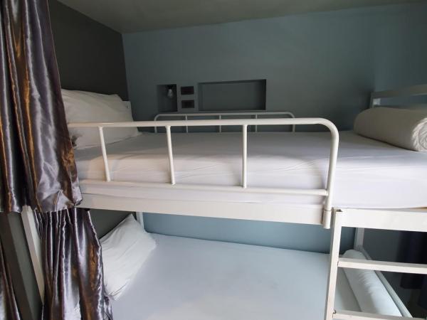 The August Hostel : photo 2 de la chambre lit superposé privé avec salle de bains commune