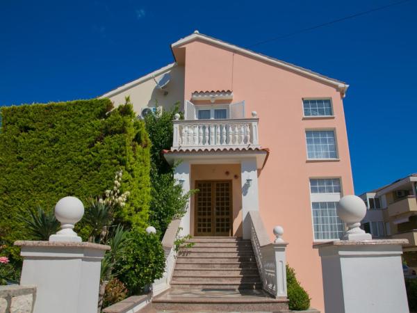 F• R• I• E• N• D• S• : photo 3 de la chambre appartement - vue sur jardin