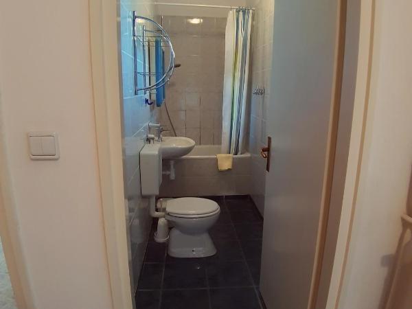 F• R• I• E• N• D• S• : photo 9 de la chambre appartement - vue sur jardin