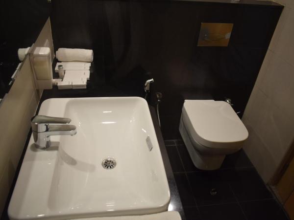 Starlit Suites Kochi : photo 9 de la chambre suite deluxe avec balcon