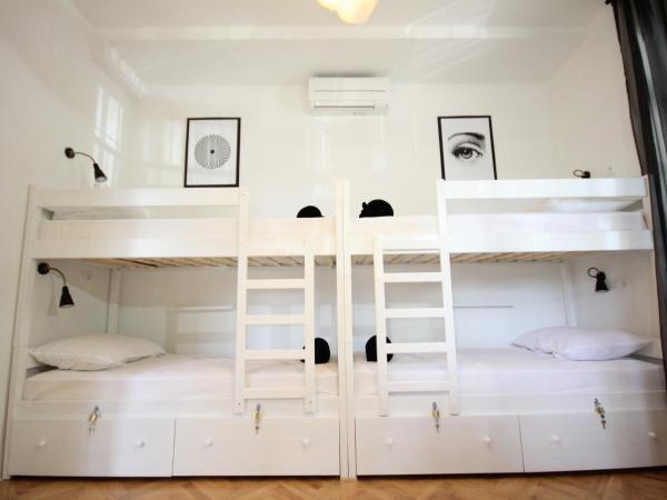 The Hostel : photo 9 de la chambre lit simple en dortoir mixte - vue sur jardin