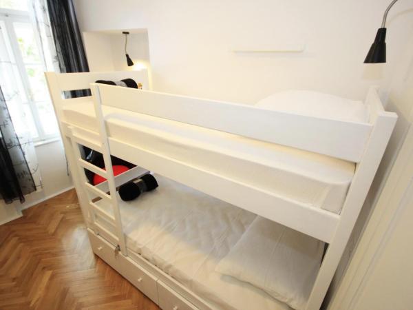 The Hostel : photo 5 de la chambre lit simple dans dortoir de 4 lits avec salle de bains commune