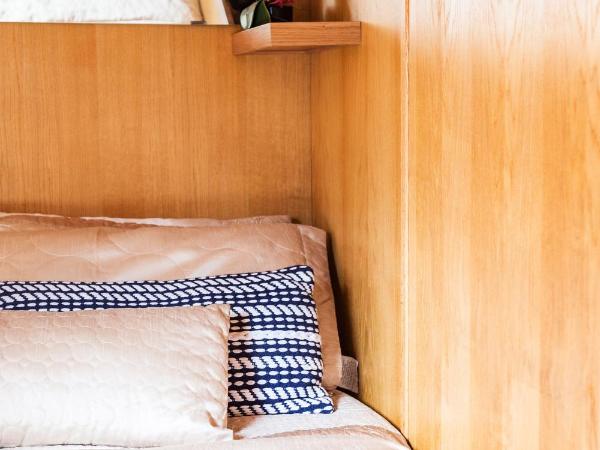 The Four Sisters Boatels - Houseboats : photo 8 de la chambre péniche de luxe