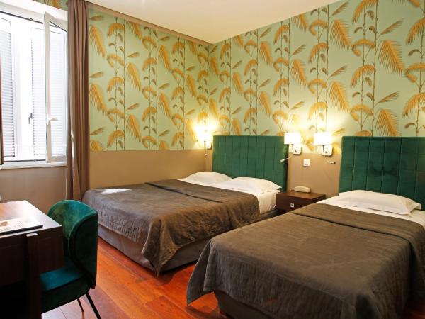 Hotel Restaurant Christophe Colomb : photo 9 de la chambre chambre triple