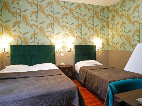 Hotel Restaurant Christophe Colomb : photo 8 de la chambre chambre triple