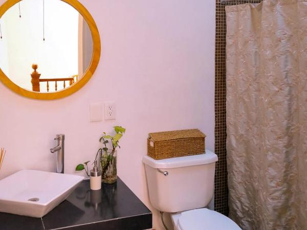 El Patio 77 B&B : photo 1 de la chambre grande chambre avec 1 lit et salle de bains commune