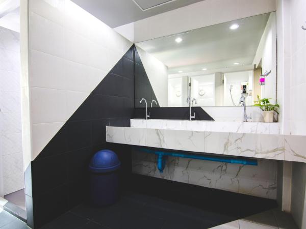 The August Hostel : photo 6 de la chambre lit superposé privé avec salle de bains commune