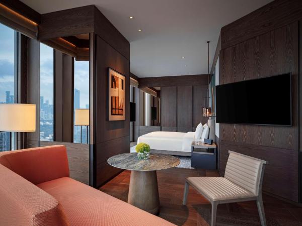 Park Hyatt Shenzhen : photo 2 de la chambre chambre lit king-size de luxe avec vue sur les toits de la ville