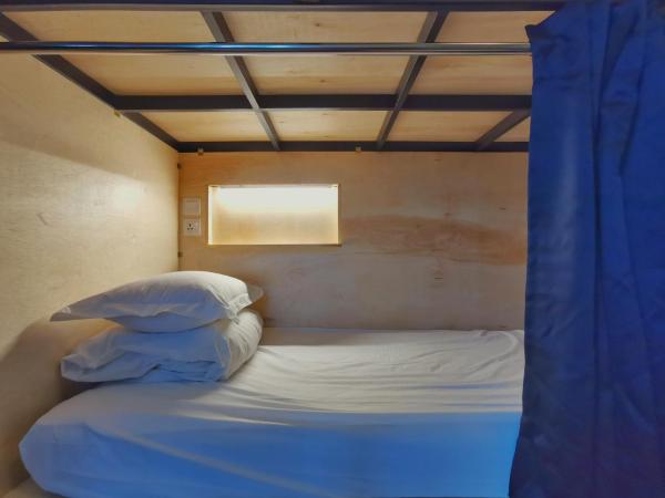 Penthouse on 34 - The Highest Unit and Best Views in Regalia & Private Rooftop Terrace : photo 4 de la chambre lit dans dortoir mixte de 8 lits