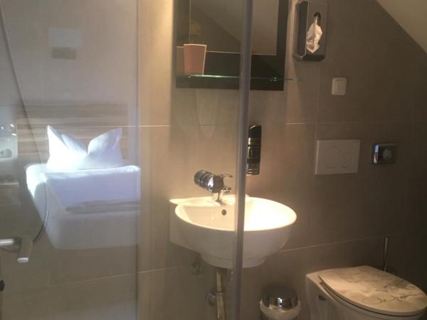 Hotel am Hafen : photo 10 de la chambre chambre triple avec salle de bains privative