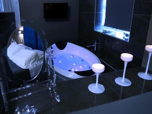 Etna Suite Group : photo 4 de la chambre suite lit king-size avec baignoire spa