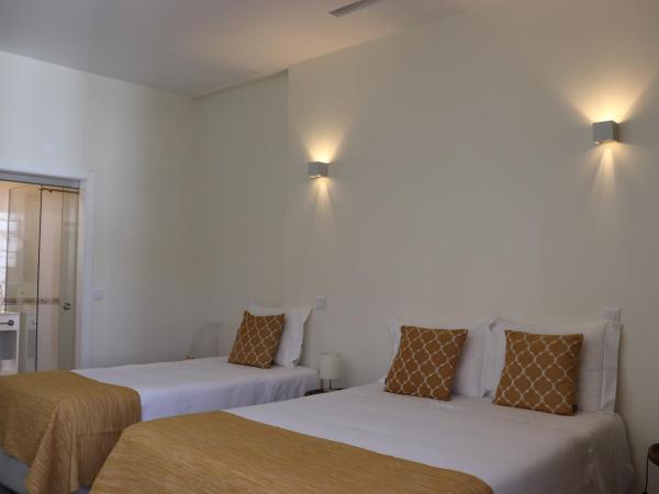 Enjoy Viana - Guest House : photo 9 de la chambre chambre triple avec balcon