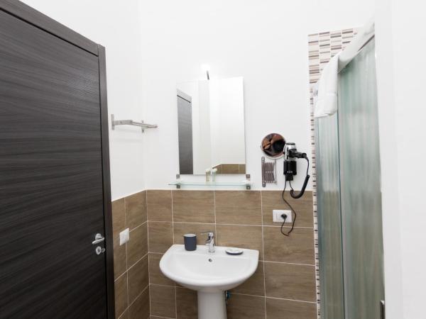 Etna Suite Group : photo 8 de la chambre chambre triple avec balcon